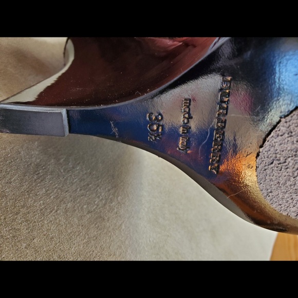 Louis Vuitton lady’s shoes

size 5.5 feels like a size 6 Burberry

Made in Italy - Picture 3 of 5